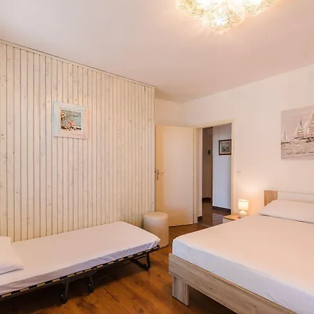 Charmantes Nur 200 Meter Zum Mit Meerblick, Liegen, Grillbereich Apartment Selce