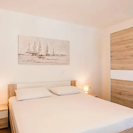 Charmantes Nur 200 Meter Zum Mit Meerblick, Liegen, Grillbereich 公寓