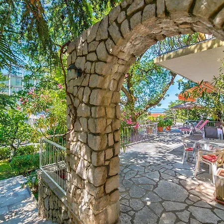 Charmantes Nur 200 Meter Zum Mit Meerblick, Liegen, Grillbereich 公寓